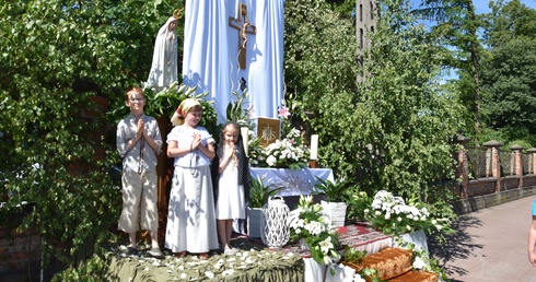 Ołtarz Bożego Ciała z fatimskim przesłaniem w Przasnyszu