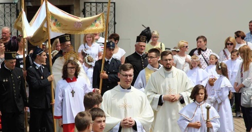 Procesja wkracza na dziedziniec sanktuarium w Bielanach