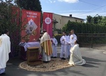 W tym roku wierni parafii NMP Królowej Polski modlili się przy nowych ołtarzach ustawionych na trasie procesji Bożego Ciała