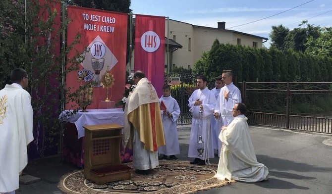 W tym roku wierni parafii NMP Królowej Polski modlili się przy nowych ołtarzach ustawionych na trasie procesji Bożego Ciała