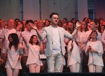 Muzyczny fundament koncertu stanowi od początku trzydziestoosobowy chór i zespół Gospel Rain