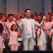 Muzyczny fundament koncertu stanowi od początku trzydziestoosobowy chór i zespół Gospel Rain