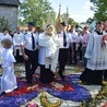 W Spycimierzu Jezus Eucharystyczny idzie po kwiatowym dywanie