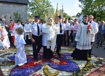 W Spycimierzu Jezus Eucharystyczny idzie po kwiatowym dywanie