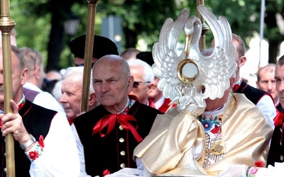 Jezus Eucharystyczny niesiony był w monstrancji w kształcie pelikana