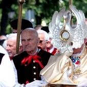 Jezus Eucharystyczny niesiony był w monstrancji w kształcie pelikana