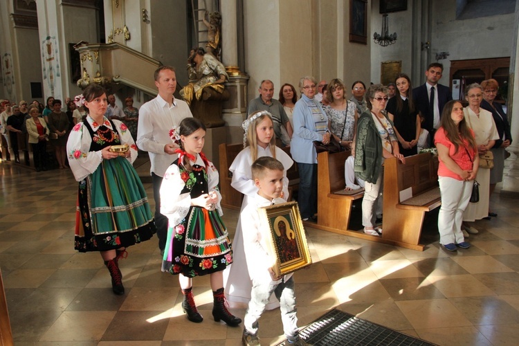 Powitanie MB Częstochowskiej w kościele rektorskim oo. pijarów w Łowiczu