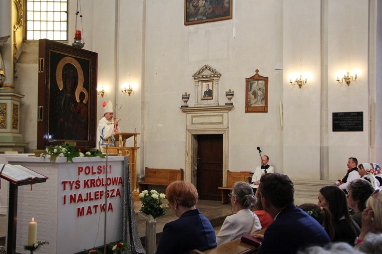 Powitanie MB Częstochowskiej w kościele rektorskim oo. pijarów w Łowiczu