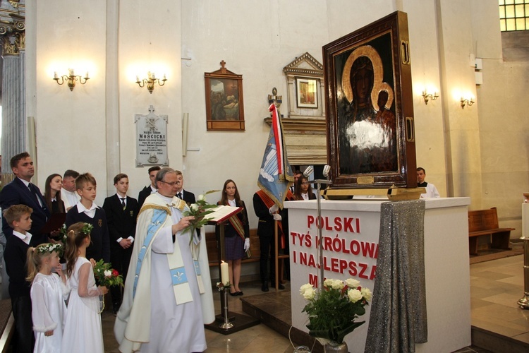 Powitanie MB Częstochowskiej w kościele rektorskim oo. pijarów w Łowiczu