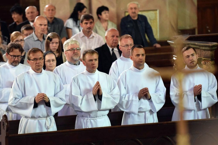 Ustanowienie nowych Nadzwyczajnych Szafarzy Komunii św. 