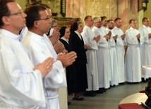 Ustawieni w rzędzie otrzymali błogosławieństwo do pełnienia funkcji przez biskupa.