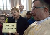 Przedstawiciele dekanatu kozienickiego odbierają różaniec i świecę na Jerycho Różańcowe