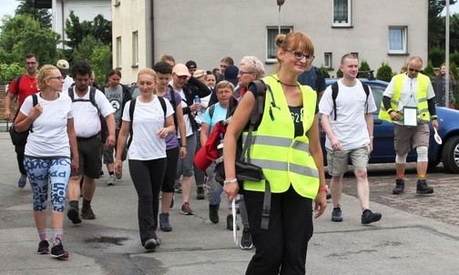 24 osoby chcą pokonać 130 km w 36 godzin