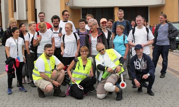 Drużyna JG 24h przed kościołem w Jawiszowicach-os. Brzeszcze