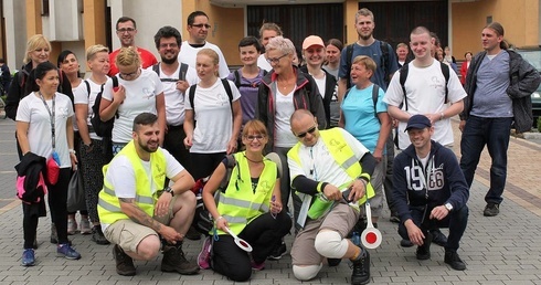 Drużyna JG 24h przed kościołem w Jawiszowicach-os. Brzeszcze