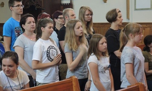 Wśród pątników jest bardzo wielu ludzi młodych