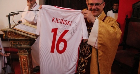 Piłka nożna łączy