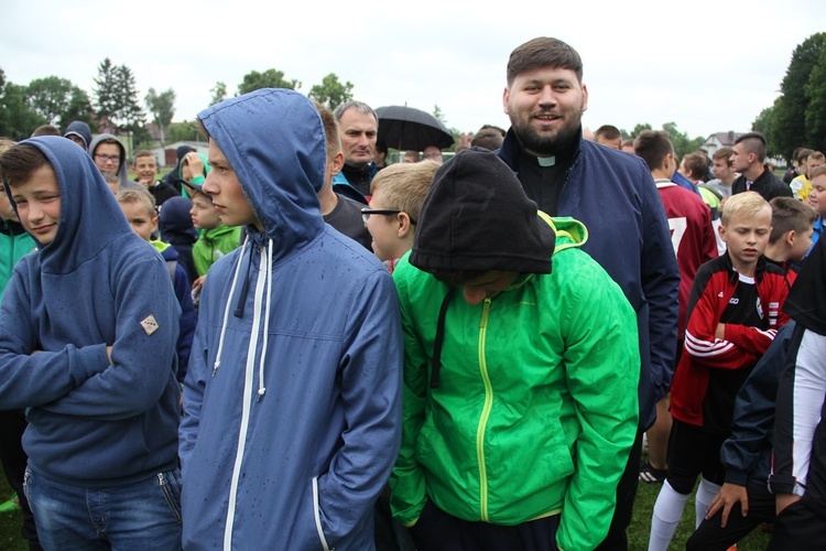 Turniej piłkarski ministrantów w Wołowie (początek)