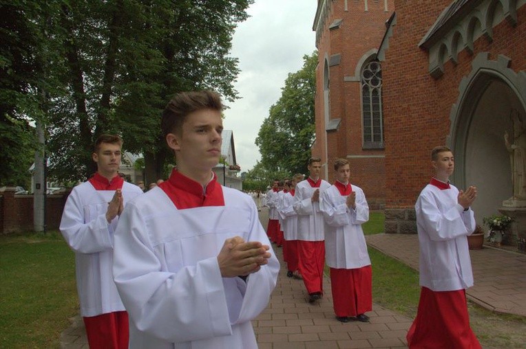 Pielgrzymka ministrantów i lektorów do Wąwolnicy