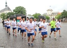 Pielgrzymi biegacze wyruszyli ze Starego Rynku w Łowiczu