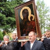 W procesji do kościoła obraz nieśli mieszkańcy poszczególnych miejscowości parafii