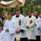 Mszy św. odpustowej połączonej z procesją eucharystyczną przewodniczył ks. Zbigniew Suchecki