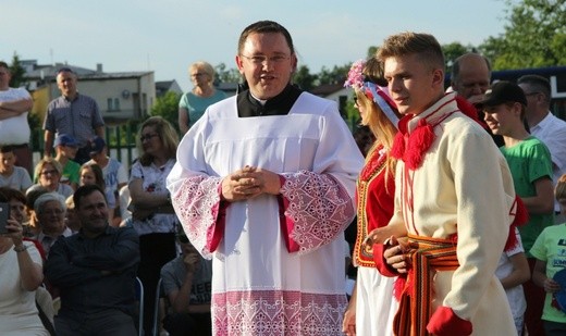 Jedna ze scen „Jedlińskiego wesela”. Młodzi z ks. Karolem Piłatem