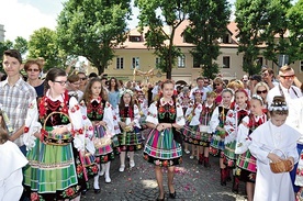 Kolorowa uroczystość przyciągnęła rzesze wiernych i turystów.