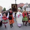 Bp Zawitkowski w procesji z ikoną jasnogórską do kościoła Świętego Ducha w Łowiczu.