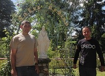 Na zdjęciu Jacek i Piotrek z figurą Maryi w ogrodzie w Krzyżowicach.