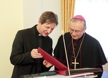 Ks. Janusz Zieliński w rozmowie z bp. Andrzejem Stankiewiczem.