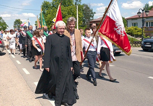 Po Mszy św. uczestnicy uroczystości przeszli z  kościoła do ogrodów plebańskich, gdzie rozpoczął się jubileuszowy festyn.