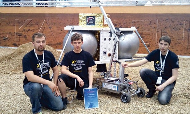 Kameleon – łazik marsjański i część jego twórców.