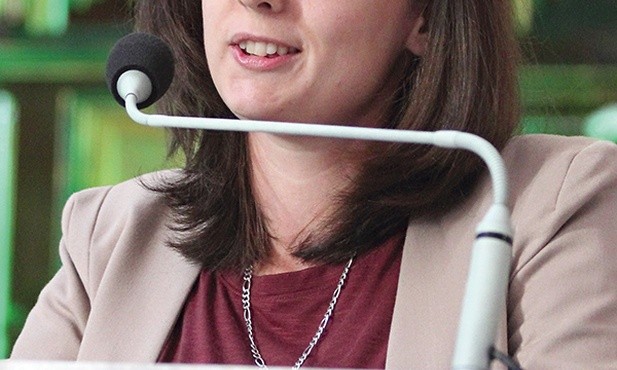 Ania ma pod opieką  700 osób, które przychodzą na katechezy czy na modlitwę. Od razu dostrzegła, że w tamtejszej wspólnocie ogromnym szacunkiem otacza się ludzi starszych.