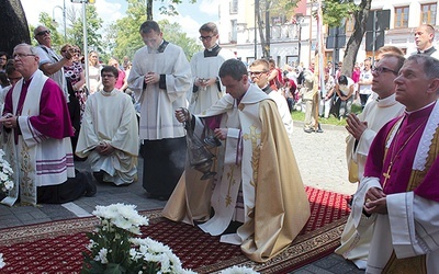 ▲	Modlitwa przy jednym z ołtarzy, które w tym roku, obok symboliki eucharystycznej, nawiązywały do 100. rocznicy objawień w Fatimie.