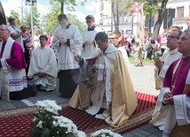 ▲	Modlitwa przy jednym z ołtarzy, które w tym roku, obok symboliki eucharystycznej, nawiązywały do 100. rocznicy objawień w Fatimie.