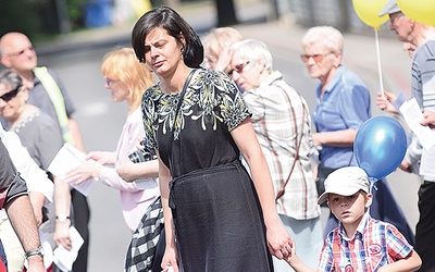 W pochodzie nie  brakowało młodych rodziców z dziećmi.