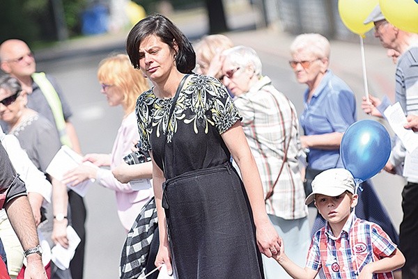 W pochodzie nie  brakowało młodych rodziców z dziećmi.