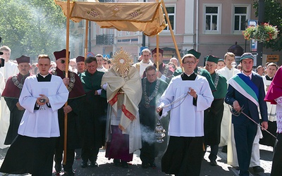 ▲	Główna procesja wyruszyła z lubelskiej archikatedry.