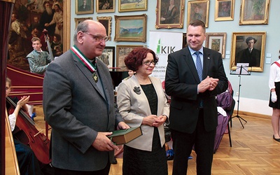 ▲	Ks. prof. Andrzej Maryniarczyk medal odebrał z rąk Elżbiety Kruk i wojewody Przemysława Czarnka.