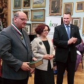 ▲	Ks. prof. Andrzej Maryniarczyk medal odebrał z rąk Elżbiety Kruk i wojewody Przemysława Czarnka.