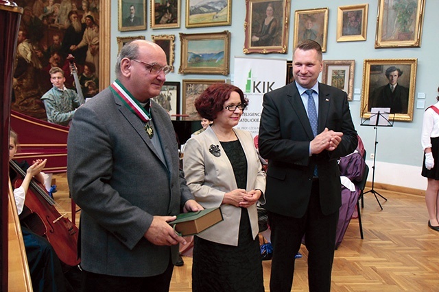 ▲	Ks. prof. Andrzej Maryniarczyk medal odebrał z rąk Elżbiety Kruk i wojewody Przemysława Czarnka.