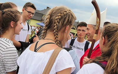 ▲	Biskup Stanisław Salaterski z tegorocznymi bierzmowanymi przy ołtarzu papieskim.