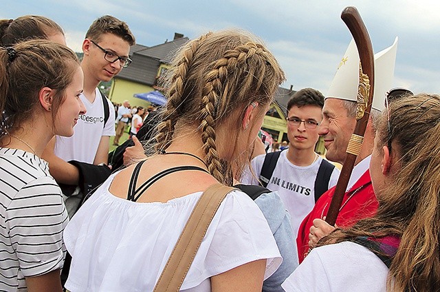 ▲	Biskup Stanisław Salaterski z tegorocznymi bierzmowanymi przy ołtarzu papieskim.