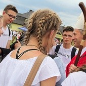 ▲	Biskup Stanisław Salaterski z tegorocznymi bierzmowanymi przy ołtarzu papieskim.