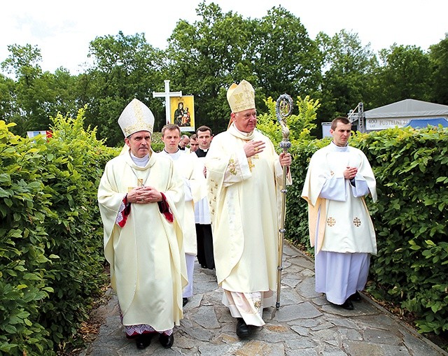 Kard. Müller (w środku) przewodniczył obchodom. 