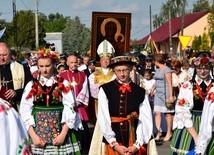 W licznej procesji z ikoną jasnogórską szły również osoby w strojach łowickich