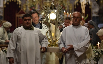 Fatimska monstrancja wędruje po polskich parafiach od grudnia ubiegłego roku.