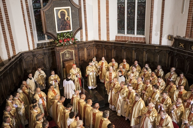 Czterej księża przejdą na emeryturę, dziewięciu obejmie nowe parafie jako proboszczowie, 17 neoprezbiterów trafi na pierwsze placówki, a 73 księży zmieni miejsce posługi