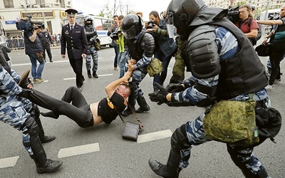 Policja tłumi demonstrację opozycji przeciwko reżimowi Putina. 
12.06.2017 Moskwa, Rosja